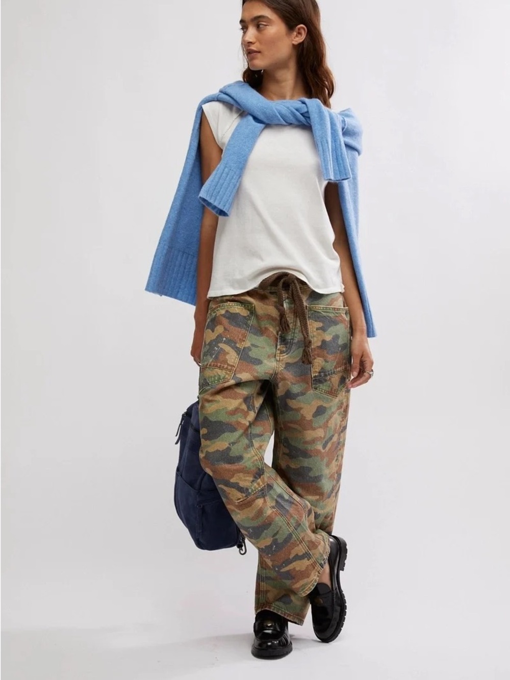 FREE PEOPLE - WE THE FREE MOXIE PRINTED LOW-SLUNG BARREL JEANS IN MULTI COMBO - Picture 4 of 5